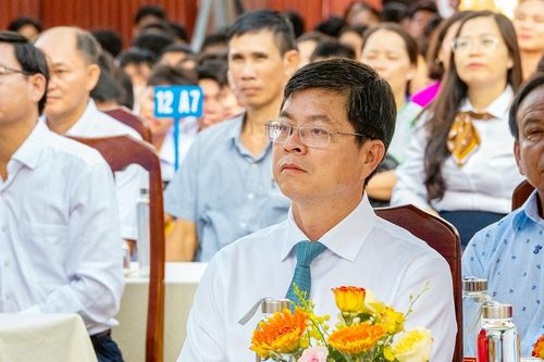 Phó Chủ tịch UBND tỉnh Nguyễn Hồng Hải dự khai giảng tại Trường THPT Phan Bội Châu
