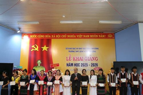 Trường THPT Dân tộc Nội trú N'Trang Lơng hân hoan bước vào năm học mới