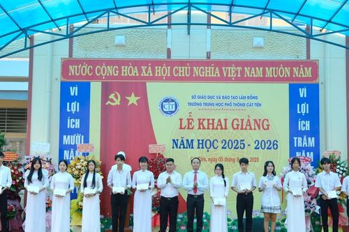 Phó Chủ tịch UBND tỉnh Lâm Đồng Nguyễn Ngọc Phúc dự Lễ khai giảng tại Trường THPT Cát Tiên
