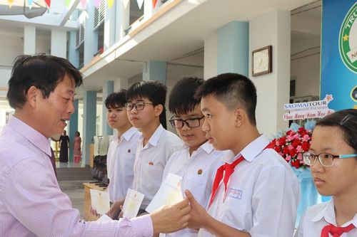 2.685 học sinh Trường THCS Nguyễn Du hân hoan bước vào năm học mới