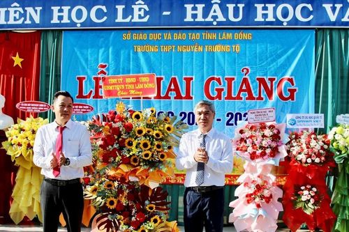 Hơn 900 học sinh Trường THPT Nguyễn Trường Tộ bước vào năm học mới