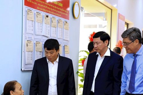 Bí thư Tỉnh ủy Y Thanh Hà Niê Kđăm kiểm tra hành chính xã Thuận An