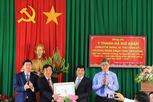 Bí thư Tỉnh ủy Lâm Đồng Y Thanh Hà Niê Kđăm thăm Trường Tiểu học Nguyễn Văn Trỗi