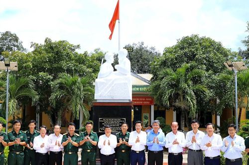 Bí thư Tỉnh ủy Lâm Đồng Y Thanh Hà Niê Kđăm thăm Đồn Biên phòng Đắk Ken