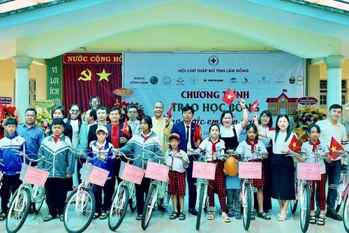 'Nâng bước em đến trường' giúp 87 học sinh khó khăn