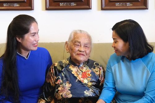 Chủ tịch Hội Liên hiệp Phụ nữ Việt Nam thăm 2 nữ đảng viên lão thành tại Lâm Đồng