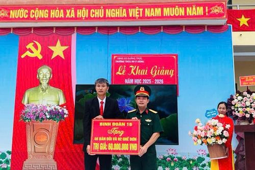 Binh đoàn 16 trao tặng bàn ghế học sinh tại xã biên giới Quảng Trực