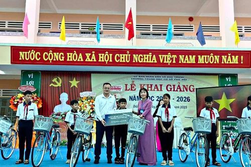Công ty Thủy điện Đại Ninh tặng 50 xe đạp và 40 suất học bổng 'Tiếp bước cho em đến trường' nhân dịp khai giảng