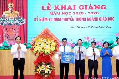 Chủ tịch UBND tỉnh Trần Duy Đông dự khai giảng tại Trường THPT Chuyên Hùng Vương