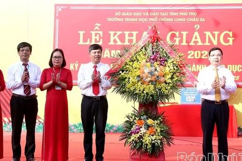 Phó Bí thư Tỉnh ủy Bùi Huy Vĩnh dự lễ khai giảng tại Trường THPT Long Châu Sa