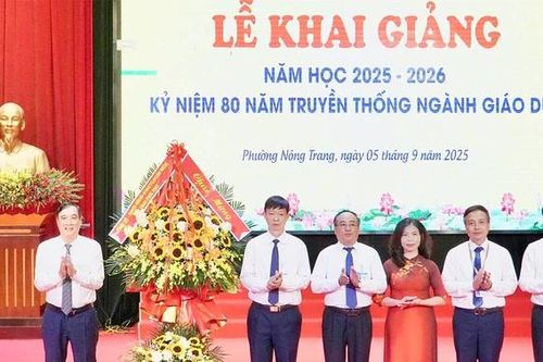 Trưởng Đoàn Đại biểu Quốc hội tỉnh Bùi Minh Châu dự khai giảng tại Trường Đại học Hùng Vương