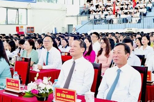Chủ tịch HĐND tỉnh Bùi Văn Quang dự khai giảng tại Trường THPT Chuyên Vĩnh Phúc