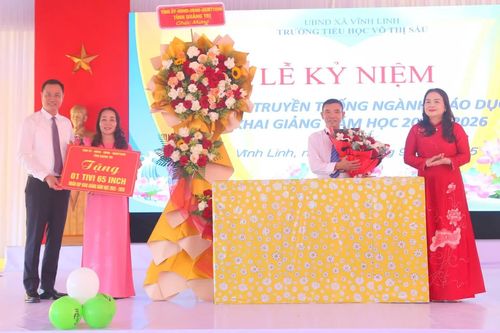 Bí thư Tỉnh ủy Lê Ngọc Quang dự lễ khai giảng tại Trường Tiểu học Võ Thị Sáu, xã Vĩnh Linh