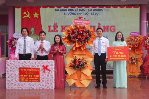 Chủ nhiệm Ủy ban kiểm tra Tỉnh ủy Hồ Thị Thu Hằng dự lễ khai giảng năm học mới tại Trường THPT số 1 Lê Lợi