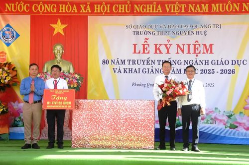 Phó Chủ tịch HĐND tỉnh Nguyễn Trần Huy dự lễ khai giảng tại Trường THPT Nguyễn Huệ, phường Quảng Trị