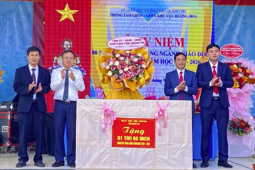 Phó Chủ tịch UBND tỉnh Lê Đức Tiến dự lễ khai giảng tại Trung tâm GDNN - GDTX khu vực Hướng Hóa