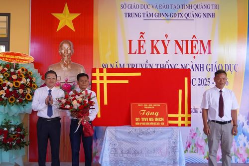 Phó Chủ tịch UBND tỉnh Phan Phong Phú dự lễ khai giảng năm học mới