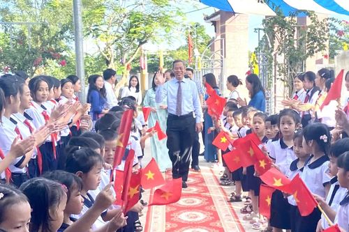 Phó Bí thư Tỉnh ủy, Chủ tịch HĐND tỉnh Nguyễn Đăng Quang dự lễ khai giảng tại Trường Tiểu học và THCS Hải Lâm