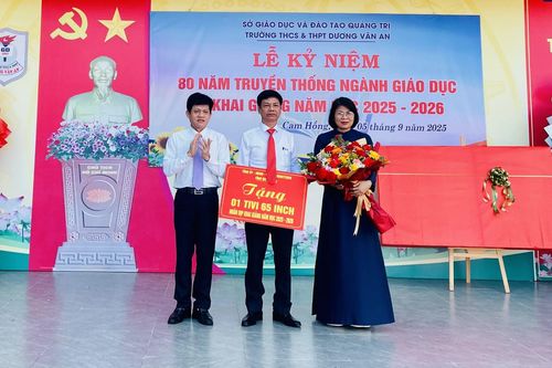 Chánh Văn phòng Tỉnh ủy Lê Văn Bảo dự lễ khai giảng năm học mới