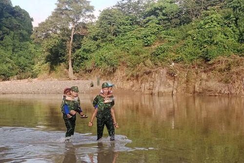 Bộ đội biên phòng Quảng Trị vượt suối đưa học sinh vùng biên dự khai giảng