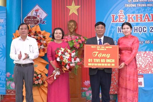 Trưởng Ban Nội chính Tỉnh ủy Ly Kiều Vân dự khai giảng tại Trường THCS Tân Long