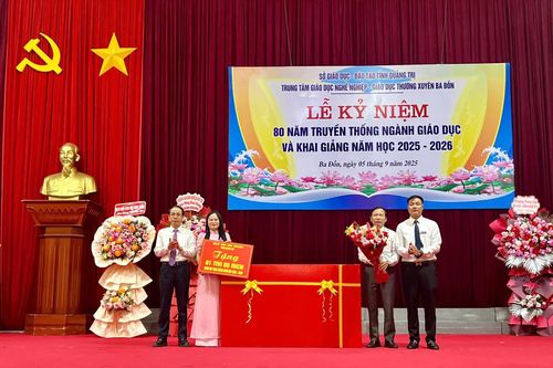 Bí thư Đảng ủy phường Ba Đồn Phan Mạnh Hùng dự khai giảng năm học mới