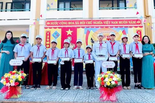 Agribank chi nhánh Lệ Thủy: Hỗ trợ trên 150 triệu đồng giúp học sinh nghèo
