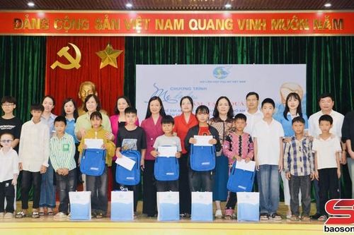 Đoàn công tác của Trung ương Hội LHPN Việt Nam trao quà cho trẻ mồ côi trên địa bàn tỉnh