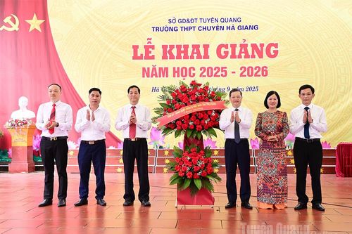 Chủ tịch HĐND tỉnh Nguyễn Văn Sơn dự Lễ khai giảng năm học mới tại Trường THPT Chuyên Hà Giang