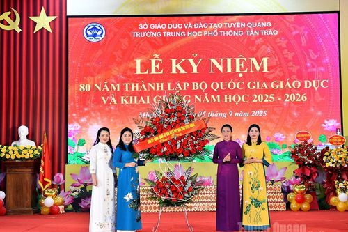 Phó Bí thư Thường trực Tỉnh ủy Lê Thị Kim Dung dự Lễ khai giảng năm học mới tại Trường THPT Tân Trào