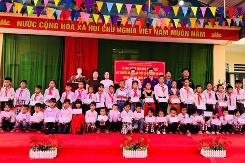 Quỹ ngôi sao Phương Bắc tặng quà trị giá gần 120 triệu đồng cho học sinh vùng biên Tùng Vài