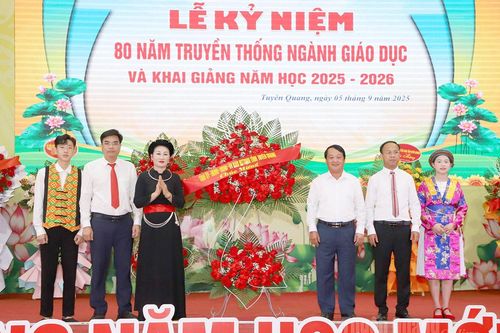 Bí thư Tỉnh ủy Hầu A Lềnh dự Lễ khai giảng năm học mới tại Trường PTDT Nội trú THPT tỉnh Tuyên Quang