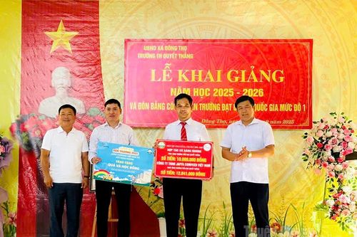 Tặng 70 suất quà cho học sinh nghèo