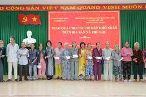 Trao 140 suất quà cho người dân, học sinh có hoàn cảnh khó khăn