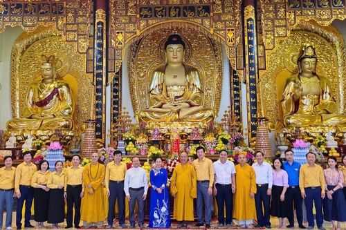 Nghệ An: Phó Bí thư Tỉnh ủy, Chủ tịch Ủy ban MTTQVN tỉnh đến chùa Diệc chúc mừng Đại lễ Vu lan