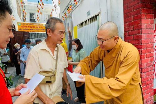 Chùa Văn Thánh và Tường Nguyên trao quà đến những gia đình khó khăn nhân mùa Vu lan - Báo hiếu