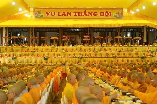 Huế: Chư vị Trưởng lão, Tăng Ni ở cố đô Tự tứ, tham dự Pháp hội Vu lan tại tổ đình Từ Đàm