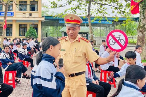 Trường học Hà Tĩnh sáng tạo cách dạy luật giao thông cho học sinh