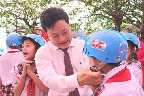 Quảng Ngãi: Tuyên truyền ATGT, tặng mũ bảo hiểm và quà cho học trò nghèo tại lễ khai giảng
