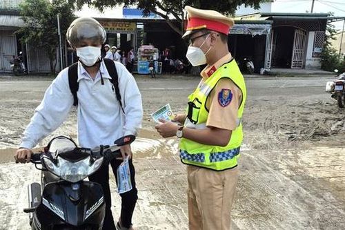 CSGT Đắk Lắk phát tờ rơi, tuyên truyền ATGT cho học sinh ngày tựu trường