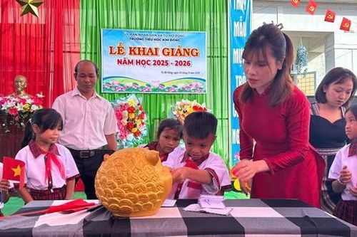Học trò 'nuôi heo đất' góp quỹ giúp bạn mồ côi trong ngày khai giảng