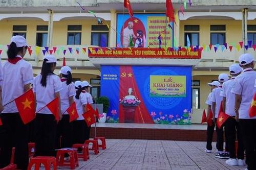 Học sinh khai giảng giữa ngổn ngang sau bão số 5 ở Hà Tĩnh
