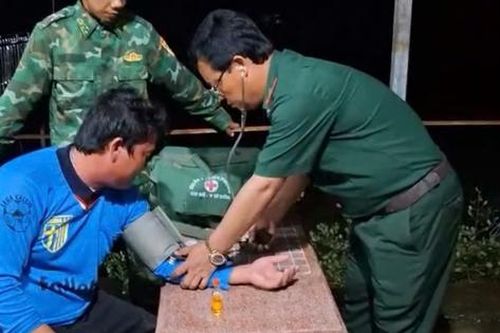 Kịp thời ứng cứu 4 thuyền viên gặp nạn trên biển Cà Mau