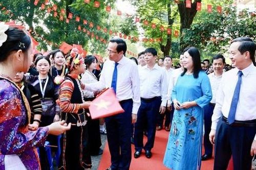 Học sinh toàn quốc hân hoan niềm vui ngày tựu trường