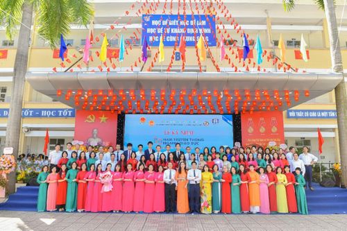 Tưng bừng lễ khai giảng năm học mới 2025-2026 tại Trường THPT Yên Hòa (Hà Nội)