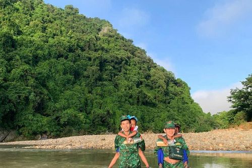 Bộ đội Biên phòng cõng học sinh vượt suối đón khai giảng năm học mới