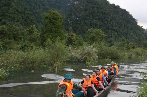 Đi đò vượt nước lũ đến điểm trường đón năm học mới