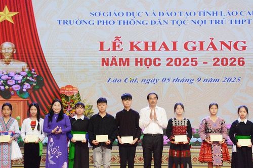 Bí thư Tỉnh ủy Lào Cai Trịnh Xuân Trường dự Lễ khai giảng năm học mới tại trường Phổ thông Dân tộc nội trú THPT Yên Bái