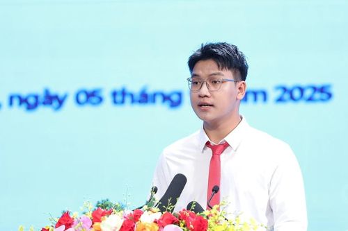 Nam sinh Bách khoa đại diện học sinh, sinh viên cả nước phát biểu tại Lễ khai giảng đặc biệt