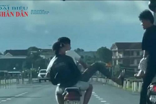 Nhóm thanh niên 'làm xiếc' bằng gậy trên quốc lộ 1 , lĩnh phạt hơn 23 triệu đồng